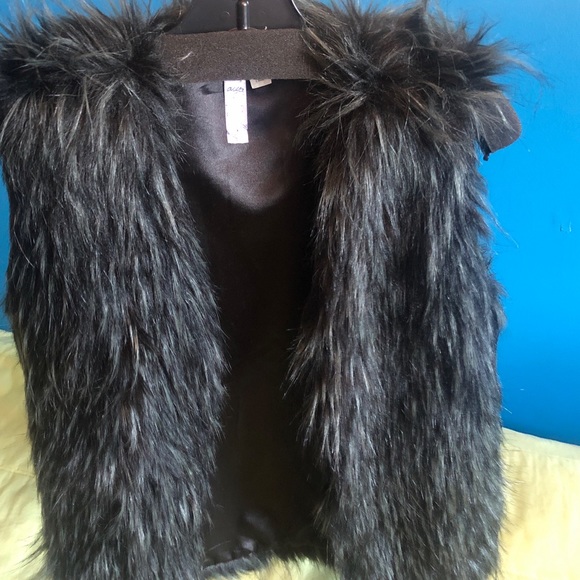 Alya Faux Fur Vest Size Medium - Picture 2 of 7